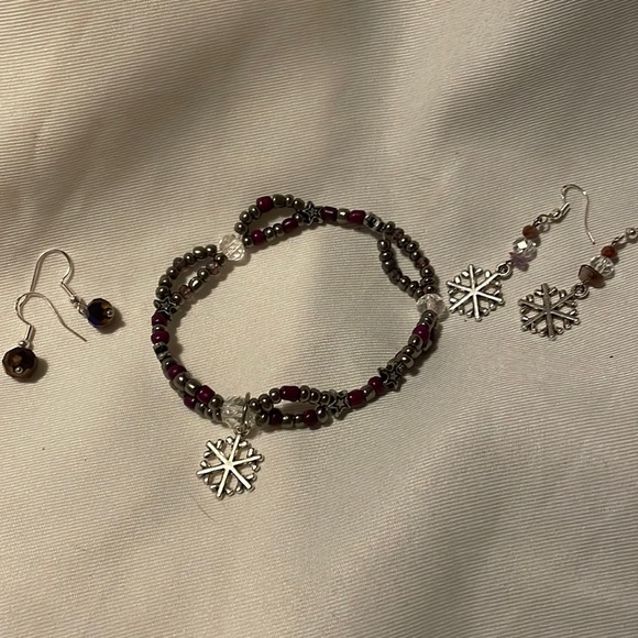 2/25 Handmade Beaded Snowflake Jewelry Set 2 Pairs Earrings & Stretchy Bracelet - Picture 1 of 7
